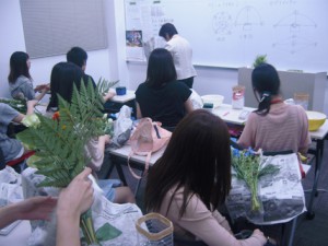 【医療事務・パティシエ】フラワーアレンジの授業風景！